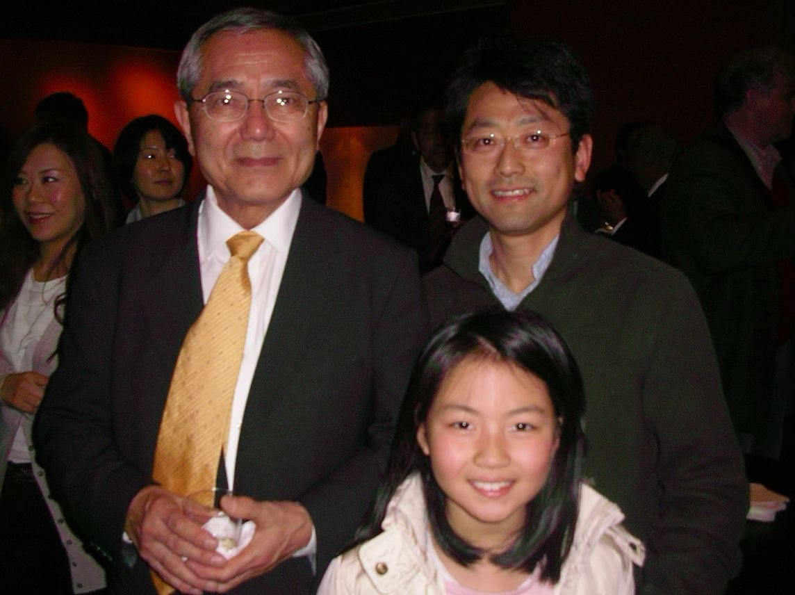 Yuki Yoshida with her father and Nobel Laureate Ei-ichi Negishi.